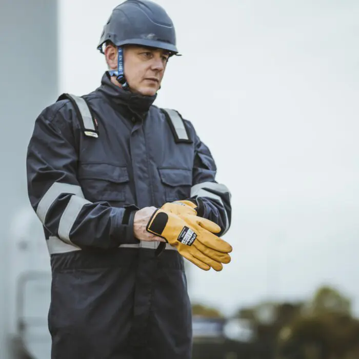 GL0300_Omola Fleece Lined Glove_Action