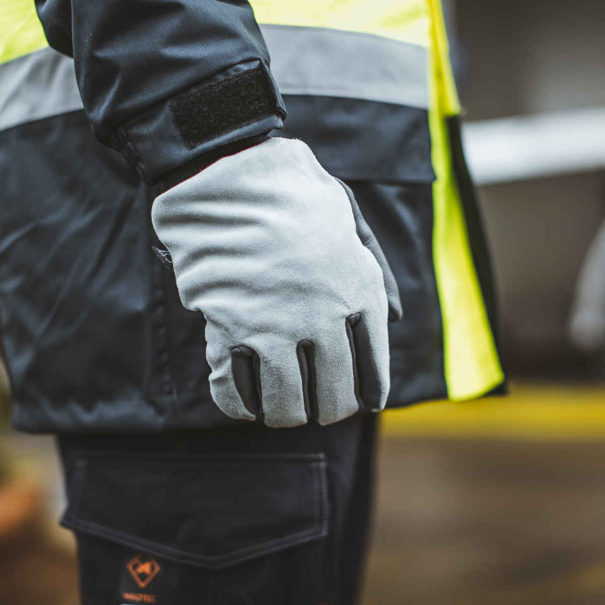 https://www.hazchemsafety.com/wp-content/uploads/2021/02/GL1828-Thermal-Leather-Water-Resistant-Gloves-3.jpg